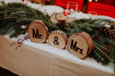 Rustic Winter Wedding Decor, Christmas Wedding Table, Christmas Wedding Centerpieces, Christmas Wedding Ideas, Winter Wedding Decor, Christmas Wedding Themes, Christmas Wedding Inspiration, Winter Wedding Centerpieces, Elegant Winter Wedding