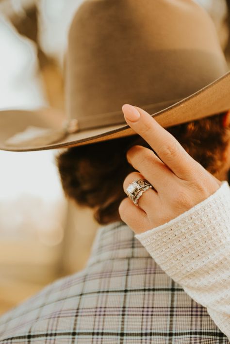 Western Engagement Pictures, Sabe The Date, Western Engagement Photos, Farm Engagement Photos, Rustic Engagement Photos, Country Engagement Pictures, Western Engagement, Engagement Picture Outfits, Engagement Photography Poses