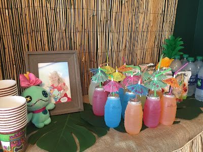 Lilo and Stitch theme birthday party - How to throw a Lilo and Stitch inspired Hawaiian Luau. Food and drink table decoration ideas. Lilo And Stitch Theme, Hawaiian Luau Food, Moana Birthday Party Theme, Moana Theme Birthday, Lila Party, Lilo En Stitch, Luau Food, Stitch Party, Moana Themed Party