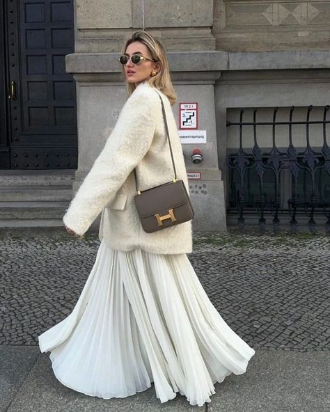 Discover the ultimate collection of the 25 best designer crossbody bags that can instantly add a chic style touch to your everyday outfits. These classic options are perfect for elevating your look in 2024, combining timeless design with current trends. For example, we love this chic cold weather outfit with a white pleated maxi skirt a white jacket and a taupe Hermes Constance bag – it's perfect for fall and winter! Pleated Skirt Winter, White Dress Aesthetic, Hermes Constance Bag, Extreme Fashion, Curated Outfit, Skirt Outfits Fall, Cold Weather Outfit, Outfit Work, Lit Outfits