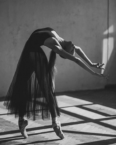 Dance Mom Gifts, Dance Aesthetic, Dance Photography Poses, Ballet Poses, Ballet Inspiration, Ballet Art, Dancing Aesthetic, Ballet Photography, Ballet Beautiful