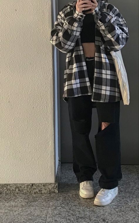 Croptop Aesthetic Outfit, Black And White Flannel Outfit, Black Flannel Outfit, Plaid Flannel Outfit, Flannel Outfits Aesthetic, Checked Shirt Outfit, Black Check Shirt, Outfits Con Jeans, Black White Outfit