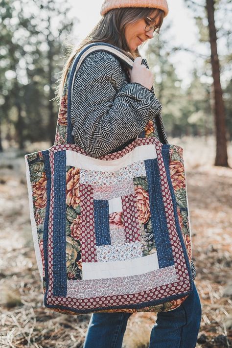 An Oversized Quilted Market Tote DIY Diy Quilted Bag, Quilted Tote Bags Tutorial, Large Tote Bag Pattern, Quilted Tote Bags Patterns, Fluffy Bag, Denim Bag Patterns, Tote Bag Tutorial, Quilted Tote Bags, Old Quilts