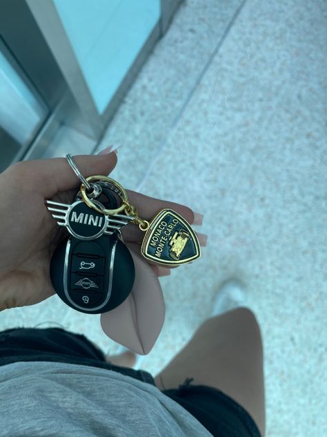 Cool Mini Cooper, Mini Copper Accessories, Mini Cooper Car Keys, Car Accessories Mini Cooper, New Car Keys Aesthetic, Mini Car Accessories, New Car Aesthetic Keys, Mini Copper Aesthetics, Mini Cooper Decor