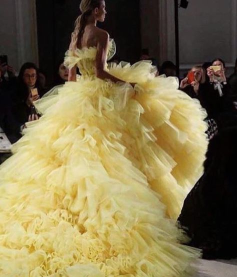 Mellow Yellow Giambattista Valli Couture, Giambattista Valli Haute Couture, Glam Glow, Spring Couture, Couture Mode, Couture Week, Giambattista Valli, Gorgeous Gowns, Beautiful Gowns