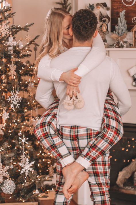 Christmas Photoshoot Baby Announcement, Pregnant Christmas Tree Photo, Holiday Pregnancy Photos, Christmas Pregnancy Announcement Photoshoot, Christmas Maternity Pictures At Home, Christmas Tree Pregnancy Announcement, Baby Announcing Ideas Christmas, Christmas Maternity Pictures Family, Ways To Tell Your Husband Your Expecting