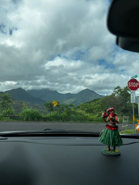 Hawaii driving, lifestyle, mountains, green, hula girl dashboard island life Hawaii Lifestyle, Girls Roadtrip, 10 Year Plan, Moving To Hawaii, Surf Vibes, Hawaii Life, Hula Girl, Island Vibes, Hawaii Island