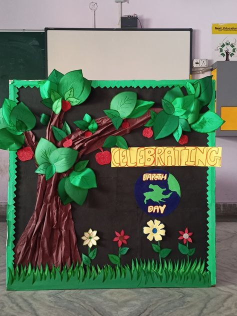 Earth Day Chart, Earth Day Board Decoration Ideas, Earth Day Bulletin Board Ideas Preschool, Green Day Board Decoration, Earth Day Board Decoration, Green Colour Day Decoration In School, Green Day Decoration Ideas For Preschool, Notice Board Decoration, Soft Board Decoration