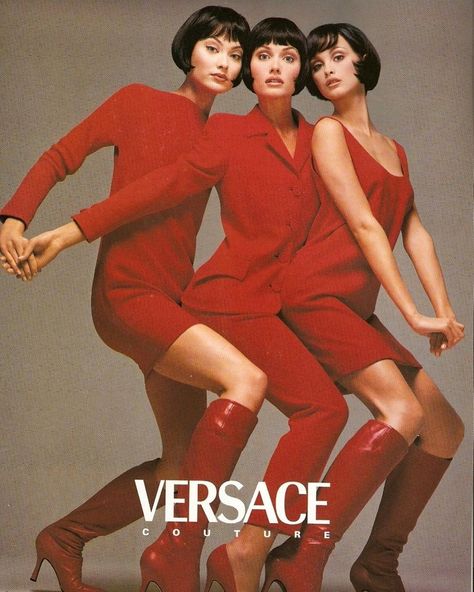 Shalom Harlow, Amber Valletta and Trish Goff for Versace Fall/Winter 1995 Photographed by Richard Avedon Shalom Harlow, Amber Valletta, Versace Vintage, Mode Editorials, Three Women, Versace Couture, Vintage Versace, Look Retro, Richard Avedon