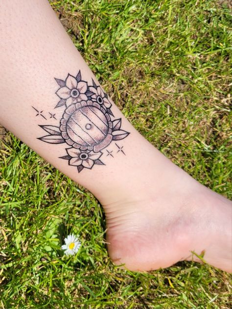 Hobbit Traditional Tattoo, Ankle Tattoo American Traditional, Lord Of The Rings Book Tattoo, Hobbit Hole Tattoo Minimalist, Lord Of The Ring Tattoo Ideas, Small Lord Of The Rings Tattoo Ideas, Traditional Lord Of The Rings Tattoo, The Shire Tattoo, Hobbit Door Tattoo