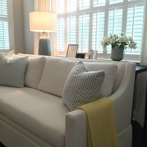 Always put table between couch and window White Curved Sofa, Console Table Behind Sofa, Sofa Table Decor, Table Behind Couch, Best Living Room Design, Home Bar Rooms, Classy Living Room, Chevron Pillows, Table Decor Living Room