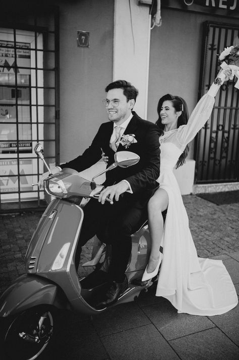 Bride and groom on vespa Wedding Vespa, Vespa Wedding, Rome Wedding, Foto Wedding, Foto Shoot, Wedding Session, Italian Wedding, Wedding Shots, Wedding Photography Inspiration