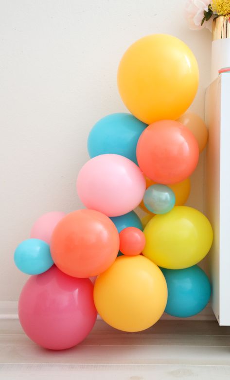 How to make a Balloon Installation Multicolor Balloon Garland, 50th Birthday Themes, Baby Shower Fruit, Balloon Chandelier, Luau Theme Party, Love Pink Wallpaper, Twins 1st Birthdays, Hawaii Party, Balloon Display