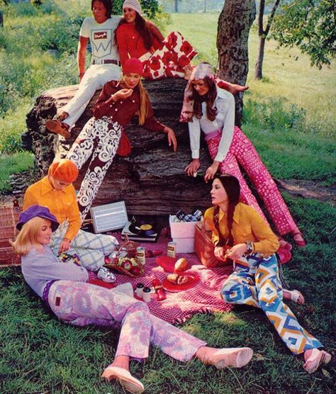 Tickle My Fancy: Picnic time Seventeen Magazine Fashion, Patti Hansen, 60s 70s Fashion, Estilo Hippy, 60s And 70s Fashion, Vintage Picnic, Lauren Hutton, Seventies Fashion, Picnic Time