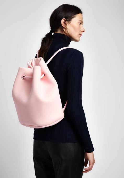 Embee is a berlin based label, standing for minimalist design as well as useful and high quality material. The cool neoprene bags will highlight any of your outfits and give you enough space for everything you need. #lalaberlin #lalaloves #lala #berlin #embee #backpack #brandswelove Neoprene Fashion, Neoprene Backpack, Neoprene Bag, O Bag, Minimalist Bag, Diy Handbag, Yoga Fashion, Fabric Bags, Cute Bags