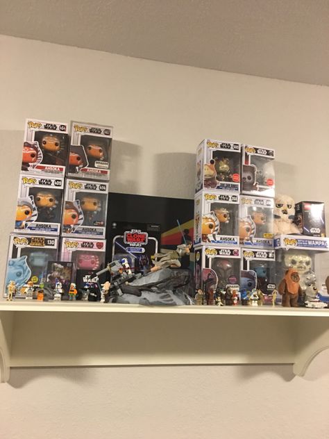 Star Wars Funko Lego display Star Wars Display, Wars Aesthetic, Star Wars Ahsoka, Clone Wars, Display Ideas, Pop Star, Funko Pop, Room Inspo, Bedroom Ideas