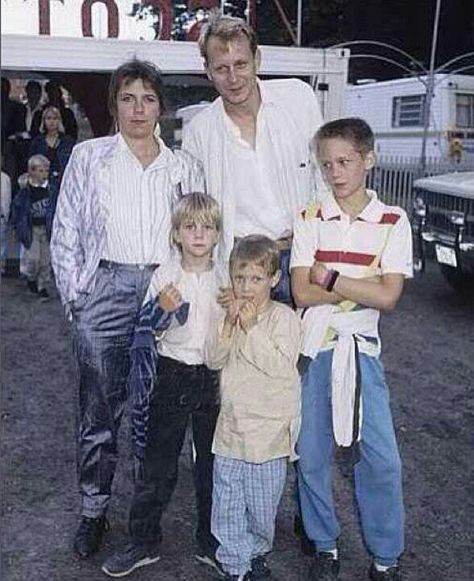 Skarsgard Family Photo Skarsgard Brothers, Skarsgard Family, Gustaf Skarsgard, Alexander Johan Hjalmar Skarsgård, Roman Godfrey, Bill Istvan Günther Skarsgård, Aaliyah Pictures, Stellan Skarsgård, Alex Pics