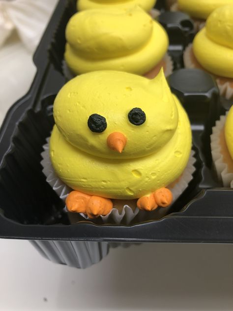 Chick cupcakes #kkscakes Easter Cakes And Cupcakes, Spring Cupcake Ideas, Easter Cupcake Ideas, Spring Cake Designs, Easter Cake Designs, Easter Themed Cakes, Chick Cupcakes, Easter Cupcakes Easy, Message Cookies