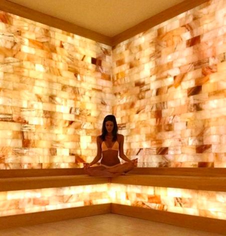 Salt Room Therapy, Himalayan Salt Room, Spa Hammam, Salt Wall, Home Spa Room, Dreams Spa, Salt Block, Spa Interior Design, Salt Room