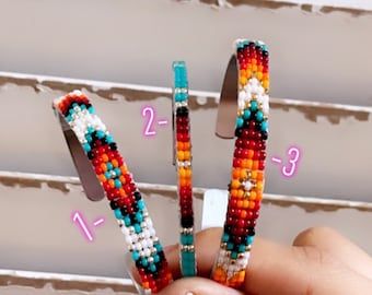 Seed Bead Stretch Bracelets, Beaded Bracelet Tutorial, Bead Stretch Bracelets, Seed Bead Bracelet Patterns, Beading Loom, Ankle Bracelets Diy, Cowgirl Accessories, Beaded Things, Bead Loom Designs