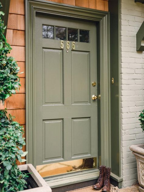 Spruce up your home for spring with these cost-effective curb appeal tricks. Green Front Door, Best Front Door Colors, Best Front Doors, Green Front Doors, Front Door Makeover, Front Door Paint Colors, Door Colors, Hardscape Design, Door Paint Colors