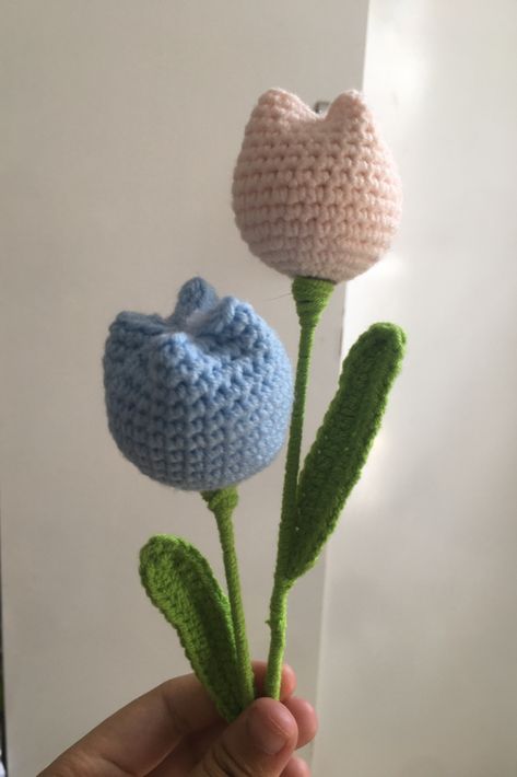 Tulips made by crocheted wool Teddy Crochet, Flower Tulip, Crochet Flower, Crochet Techniques, Crochet Flowers, Crochet Projects, Tulips, Instagram Photos, Wool