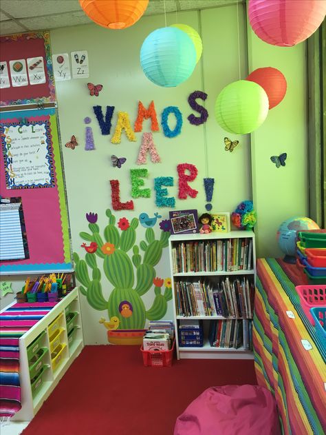 2nd Grade Bilingual Classroom Setup, Spanish Theme Classroom, Preschool Reading Corner Classroom Decor, Kindergarten Classroom Spanish, Language School Decoration, Kindergarten Bilingual Classroom, Spanish Class Decorations, Spanish Elementary Classroom, 1st Grade Bilingual Classroom