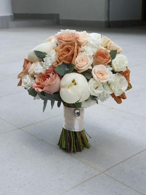 Boda Color Terracota, Ramo Flowers, Gold Wedding Flowers, Wedding Flower Trends, Beautiful Bridal Bouquet, Bridal Bouquet Fall, Bridal Bouquet Flowers, White Wedding Bouquets, Mom Wedding