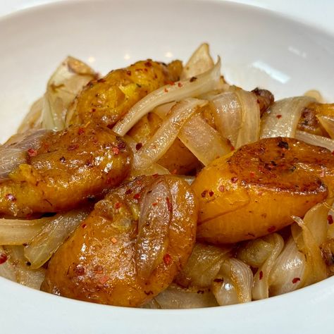 Sweet Fried Plantains with Sautéed Onions: A Simple, Irresistible Side Dish Sweet Fried Plantains, Sauteed Onions, Sautéed Onions, Fried Plantains, Asian Rice, Plantains Fried, Hearty Stews, Sweet Onion, Cooking Techniques