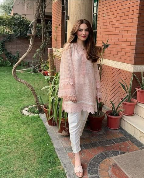 Indian Dress Designs, Pakistani Casual Wear, Style Outfits Summer, Summer Vibes Aesthetic, Dresses Pakistani, Pakistani Kurta, Womens Trendy Dresses, Pakistani Fashion Casual, Casual Indian Fashion