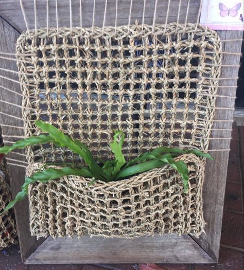 Knitting Plant Hanger, Summer Macrame Crochet Jute Bag, Jute Crochet Hanging Basket Free Pattern, Summer Basket-shaped Jute Crochet Bag, Seagrass Plant Basket, Diy Laine, Indoor Plant Display, Small Balcony Garden, Pot Hanger