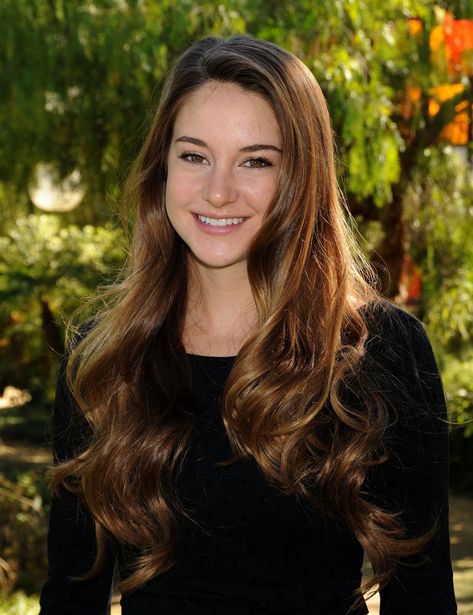 Stunning Brunette Shailene Woodley Hair, Divergent Cast, Brunette Actresses, Fancy Frocks, Nice Hair, Shailene Woodley, Pretty Hair, Summer Gift, Hair Envy