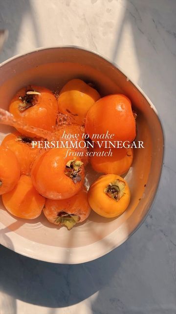 Persimmon Vinegar, Make Vinegar, Fruit Vinegar, Recipe Dessert, Eat Real Food, Fermented Foods, Fermenting, Persimmon, Beautiful Food