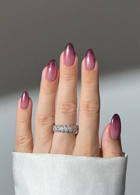 25 Classy Burgundy Nails for Fall and Winter Ombre Chrome Nails, Pink Chrome Nails, Makeup Nails Designs, Fingernail Designs, Chrome Nails Designs, Pink Chrome, Chrome Nail, Casual Nails, Burgundy Nails