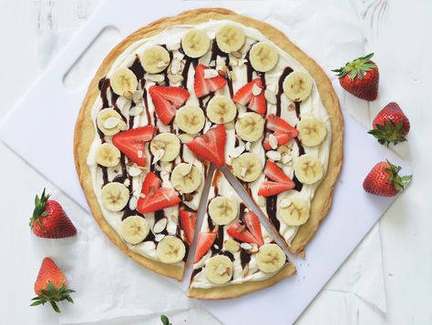 Healthy Banana Split, Strawberry Sugar Cookies, Fruit Pizza Recipe, Banana Fruit, Fruit Pizza, Sugar Cookie Dough, Smart Cooking, Banana Split, Sliced Almonds