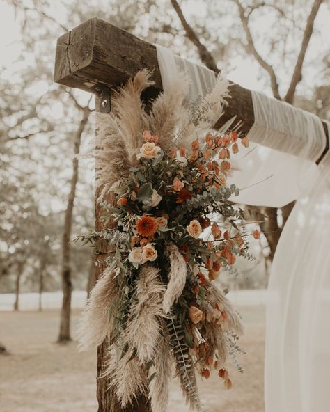 Wedding Wooden Arch Decor, Fall Boho Wedding Flowers Arch, Fall Wedding Boho Bouquets, Wedding Arch With Pampas And Flowers, Pampas Wedding Arch Ideas, Fall Pampas Decor, Cow Hide Isle Wedding, Autumn Pampas Wedding, Wedding Grass Decor