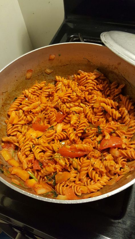 Whole grain pasta with chopped onions,sweetyellow pepper,chives,sea salt,black pepper, onions powder,garlic powder, salsa, Italian spices, olive oil  and Sazon...stir fry the veggies, salsa  with all the spices first and then add the pasta , after you had boil the pasta of course and it is done!!! Thank you Jesus!! Veg Chow Mein Recipe, Meal Snap, Whole Grain Pasta, Comidas Fitness, Italian Spices, Vegetarian Fast Food, Vegetarian Snacks Recipes, Delicacy Food, Food Vids