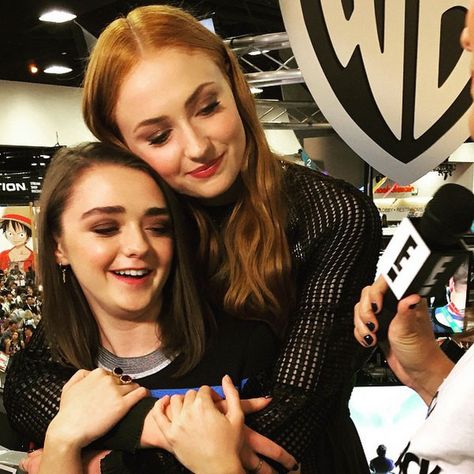 Arya & Sansa Reunited from E! Takes On Comic-Con 2015  Game of Thrones' Maisie Williams and Sophie Turner from Game of Thrones talk to E! News' Kristin Dos Santos. Sophie Turner And Maisie, Sophia Turner, The Other Boleyn Girl, Game Of Thrones Cast, Blind Girl, Sansa Stark, Arya Stark, Sophie Turner, English Actresses