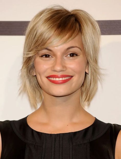 Cowlick Hairstyles, Short Side Part, Hair Pulling, Bob Haircuts For Women, Celebrity Hair Stylist, Mid Length Hair, Side Part, Cool Haircuts, Down Hairstyles