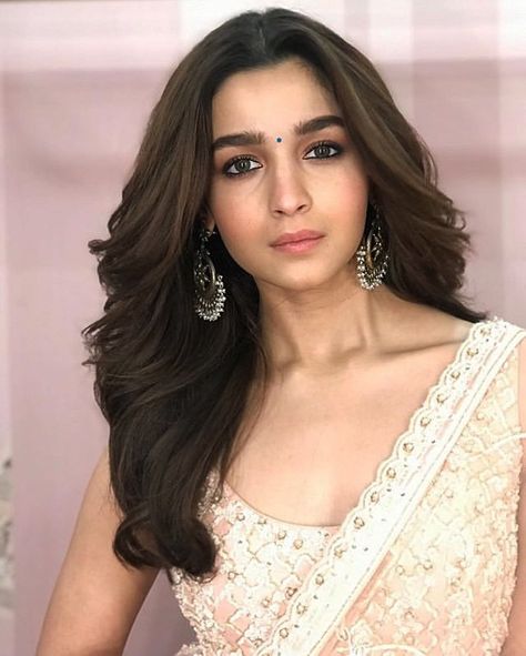 Her hair looks so perfect😍 @aliaabhatt - #bollywood #AliaBhatt #AliaaBhatt #AliaBhattFans #Alianators #Kalank #promotion #hair #perfect… Alia Bhatt Hairstyles, Wedding Makeup Bridesmaid, White Sari, Alia Bhatt Photoshoot, Glittery Eyes, Hair Up Styles, Alia Bhatt, Indian Hairstyles, Hair Looks