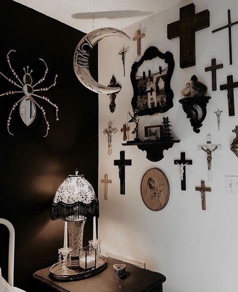 🕷 Taylor Reynolds 🕷 on Instagram: ““This is as close to hell as I ever want to get.” Wall inspired by the Conjuring 2 💀 • • • • • • • • • • • #decor #gothicdecor…” Dark Eclectic Living Room, Victorian Gothic Aesthetic, Conjuring 2, Gothic Homes, Victorian Home Decor, Goth Home Decor, Victorian Home, Eclectic Living Room, Horror House