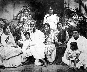 Rabindranath and his family Ramakrishna Jayanti, Vivekananda Wallpapers, Ramakrishna Paramahamsa, Durga Maa Pictures, Sri Ramakrishna, Historical India, Swami Vivekanand, Kali Hindu, Indian Legends