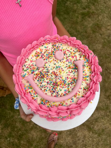 Smile Cake, Cute Birthday Cake, Birthday Sleepover Ideas, Girly Birthday Party, Preppy Party, Sleepover Birthday Parties, Hawaiian Birthday, Pink Birthday Cakes, Cute Birthday Ideas