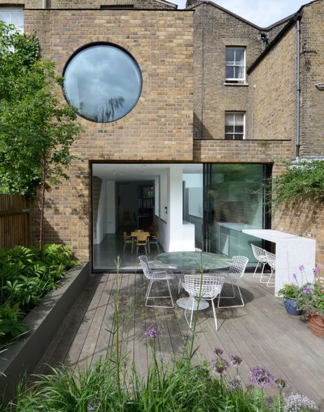 23 Times Round Windows Made A Home More Beautiful Brick Extension, Fasad Design, Small Courtyard Gardens, Round Window, Small Courtyards, Rear Extension, London House, Hus Inspiration, Design Exterior