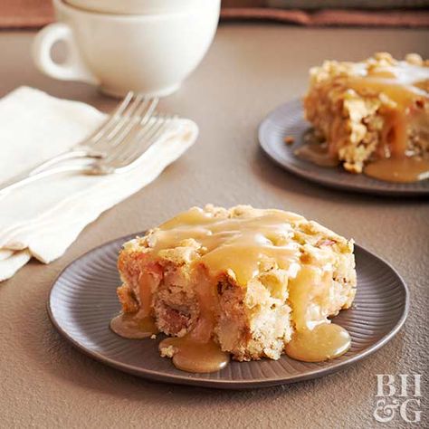 Apple Cake with Buttery Caramel Sauce Chunky Apple Cake, Potluck Food, Fall Cake Recipes, Easy Apple Cake, French Apple Cake, Butterscotch Sauce, Apple Dessert Recipes, Fall Cakes, Apple Cake Recipes