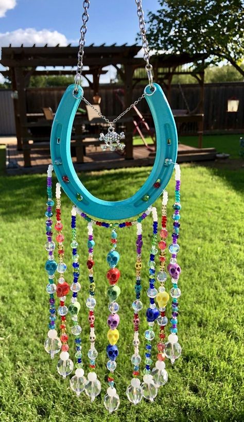 Horse Shoe Wind Chime Diy, Horse Show Crafts, Horse Shoe Wind Chime, Horse Shoes Crafts, Horseshoe Dreamcatcher, Beaded Horseshoe, Horseshoe Crafts Projects, Cowboy Crafts, Glass Bead Crafts