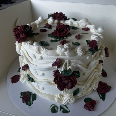 Victorian Wedding cake🤍🥀 ~the style, the grace 😍 #victorianstyle #vintage#victorian#lambeth#lambethcake#rosecake#pintrest#pintrestcake#aesthetic #cakedesign#cake#pintrestinspired #baker#washington#washingtonbaker Victorian Cakes Vintage, Victorian Style Cake, Victorian Wedding Cakes, Victorian Cake, Victorian Cakes, Custom Birthday Cakes, Isamu Noguchi, Victorian Wedding, Vintage Cake