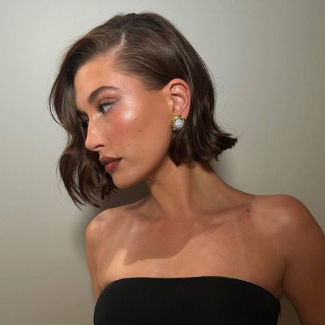 Vlasov�é Trendy, Penteado Cabelo Curto, Formal Hairstyles, Hair Envy, Wedding Hair And Makeup, Hailey Bieber, Short Bob Hairstyles, Short Hairstyles For Women, العناية بالشعر