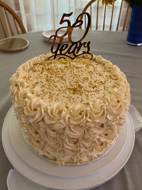 Dainty rosettes with alternating gold and white candy pearls cover the side if this cake. Gold fleck sprinkles cover the top. Golden Anniversary Cake, Golden Anniversary, White Candy, Gold Flecks, Anniversary Cake, Sprinkles, The Top, Candy, Baking