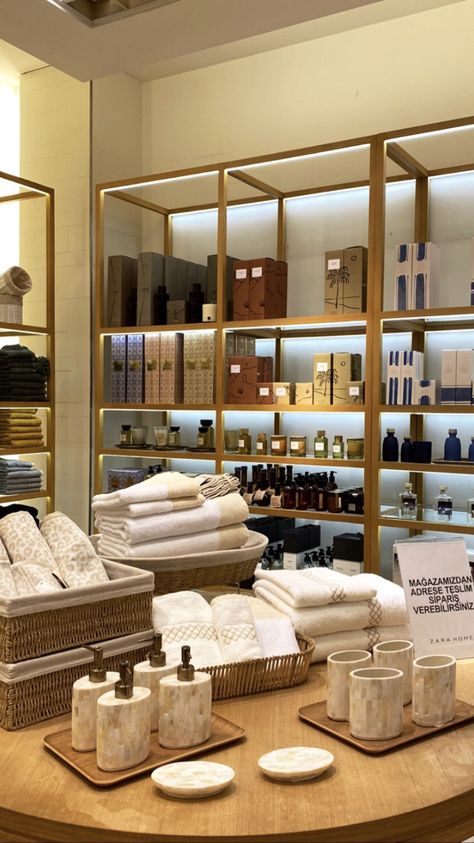 Towel Display Retail, Retail Candle Display Ideas, Luxury Retail Interior, Gift Shop Interiors, Barn House Interior, Hotel Linen, Housewares Store, Bed Interior, Interior Shop